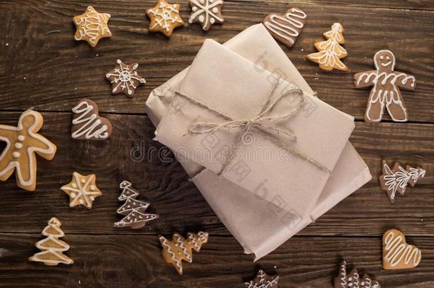 圣诞节甜饼干和糖果茎向木制的背景.松树.英语字母表的第3个字母