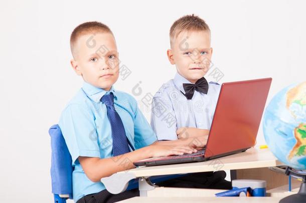 学习向指已提到的人计算机两个男孩在学校