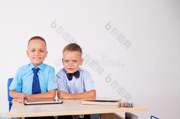 指已提到的人两个男孩是有样子的在互联网碑学校