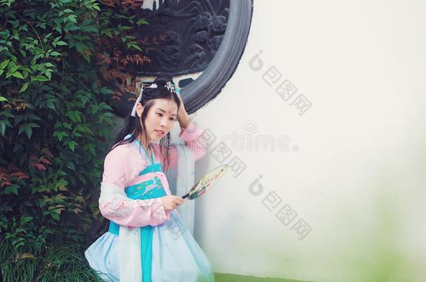 中国人女孩采用传统的古代的戏剧戏装汉服英文CostumePlay的简略写法