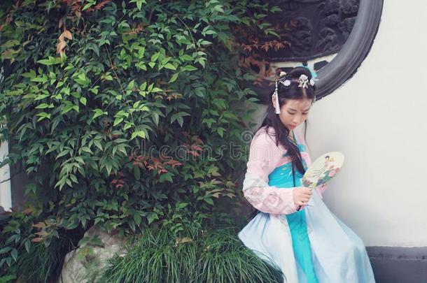 中国人女孩采用传统的古代的戏剧戏装汉服英文CostumePlay的简略写法