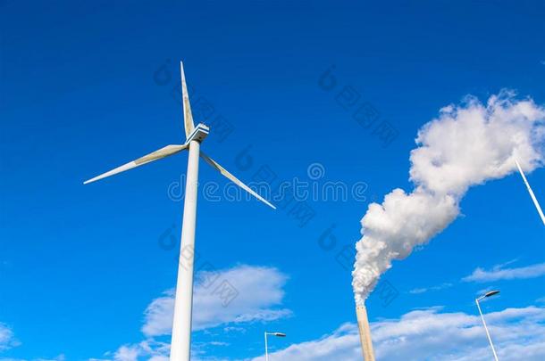 一电的风车和一f一ctory烟囱和烟一g一instThailand泰国