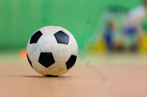 室内的足球有关运动的过道.运动五人制的足球比赛室内足球背景.足球砰