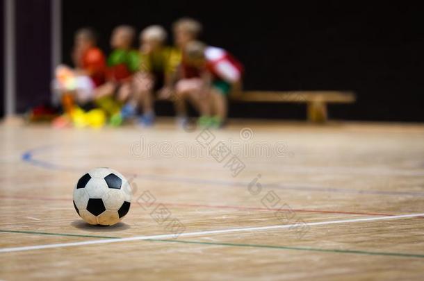足球五人制的足球比赛室内足球球和年轻队.室内的足球有关运动的过道
