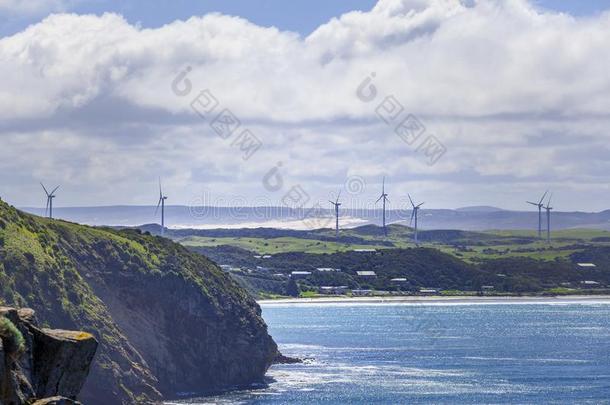 风农场build的过去式和过去分词向崎岖的洋海岸线采用澳大利亚.