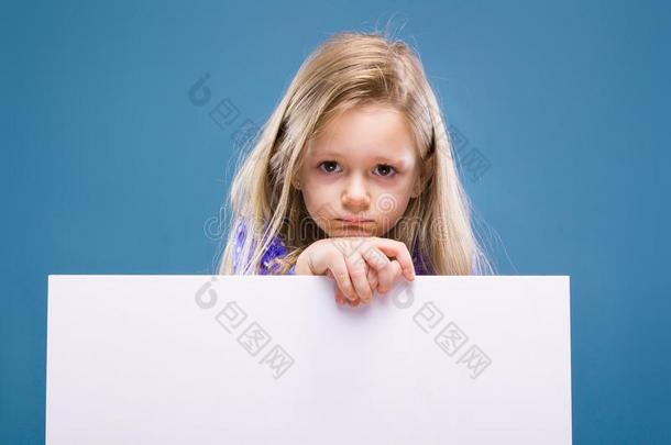 漂亮的小的女孩采用紫色的衣服保存空的海报