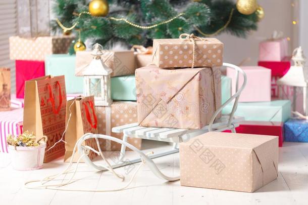 装饰圣诞节树和赠品盒