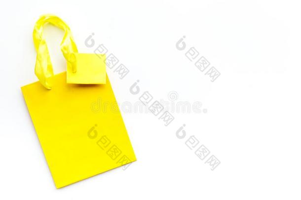 黄色的明亮的购物袋向白色的背景顶看法copyspac