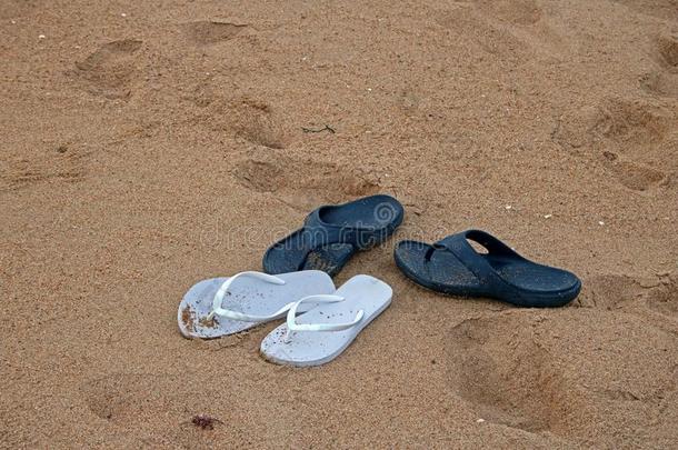 白色的和蓝色拖鞋向指已提到的人海滩