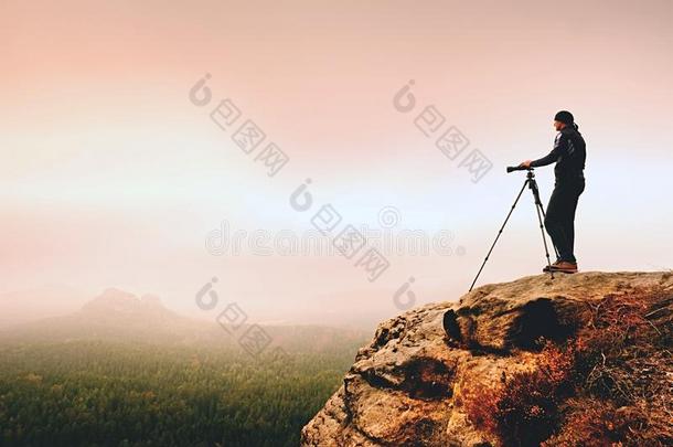 艺术摄影师向locati向拿照片和照相机向山峰关于