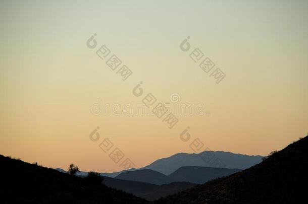 沙漠山轮廓