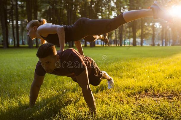 体操家舞伴支持运动户外的训练