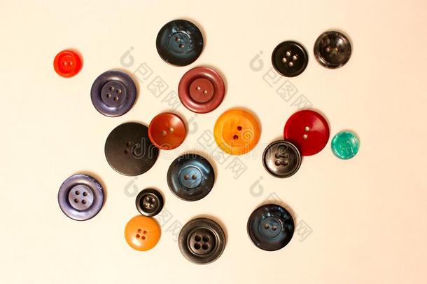 有色的button的复数为衣服和装饰