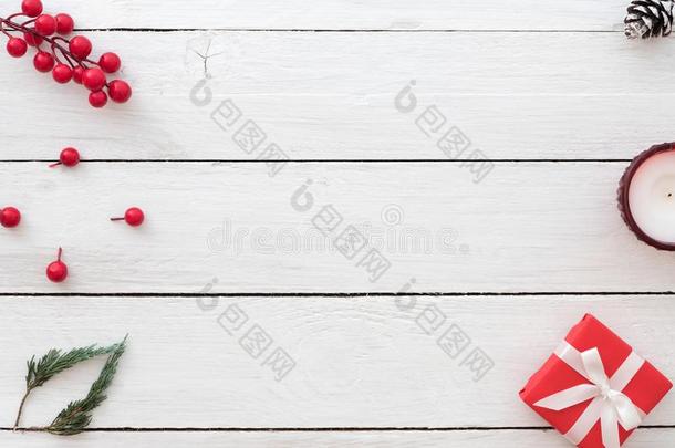 圣诞节背景和红色的赠品盒,冬青浆果,冷杉树叶,