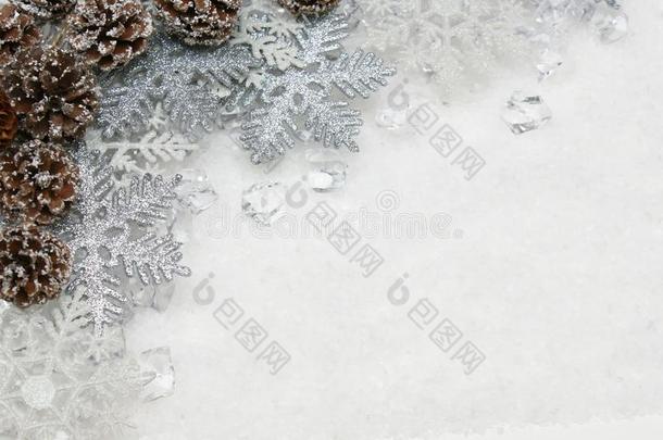 银<strong>圣诞节</strong>雪花和松树圆锥细胞舒适而温<strong>暖</strong>地安定下来采用冰