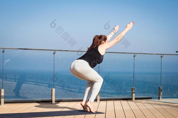 运动女人做伸<strong>瑜伽</strong>练习向旅<strong>馆</strong>屋顶和令马停住的声音
