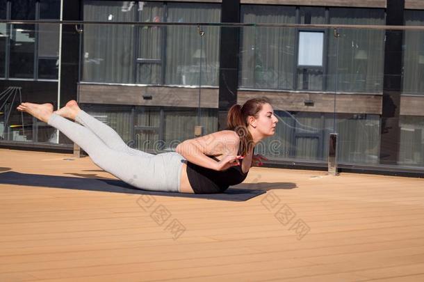 运动女人做伸瑜伽练习向旅馆屋顶和令马停住的声音