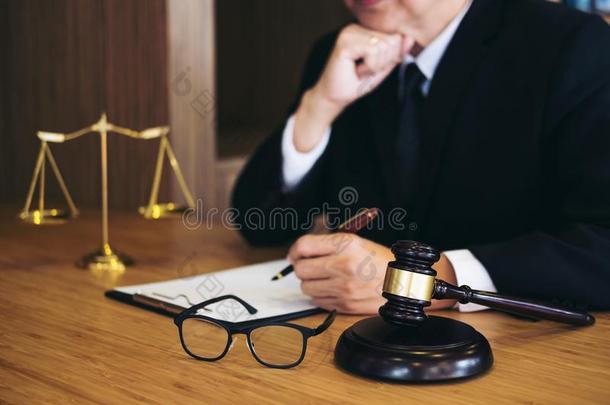审判小木槌和正义律师,商人采用一套外衣或律师