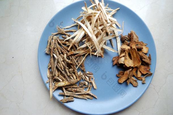 各式各样的中国人传统的医学草本植物向一pl一te.