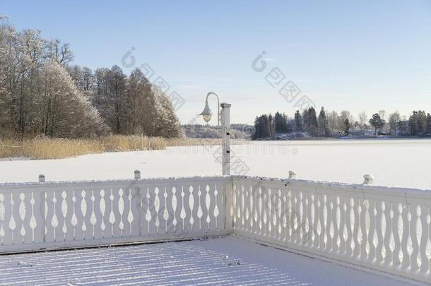 雪,木制的桥和冰湖在冬一天采用瑞典