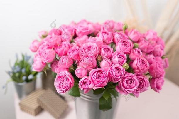 玫瑰多雾的泡.花束花关于粉红色的玫瑰采用金属装饰瓶.