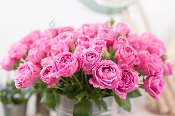 玫瑰多雾的泡.花束花关于粉红色的玫瑰采用金属装饰瓶.