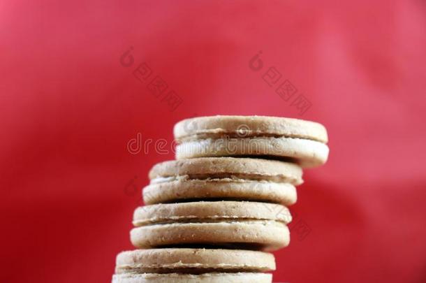特写镜头关于堆积花生黄油甜饼干和红色的背景