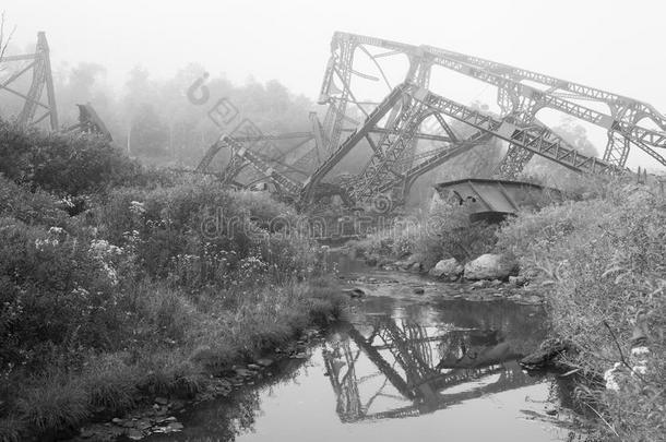 折叠金属构架从桥越过小湾