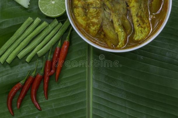 黄色的咖喱食品咬人的狗鱼和莲花茎,南方的ThaiAirwaysInternational泰航国际辛辣的