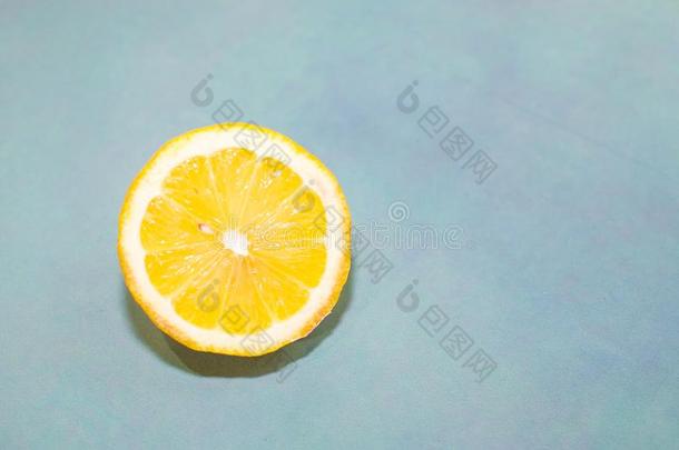 柑橘属果树<strong>柠檬</strong>向光绿色的背景和复制品空间.夏wickets三柱门