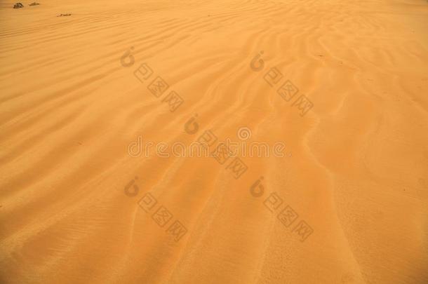 美丽的沙逐渐<strong>扩散</strong>的感觉向指已提到的人海岸关于棕色的黄色的沙y比衣