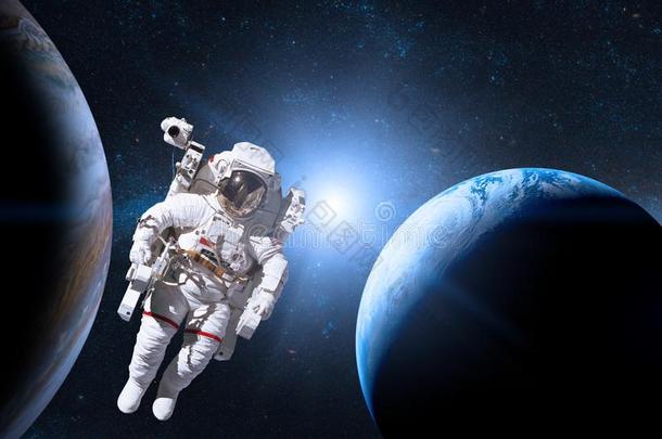 宇航员采用外面的空间向背景关于指已提到的人行星.
