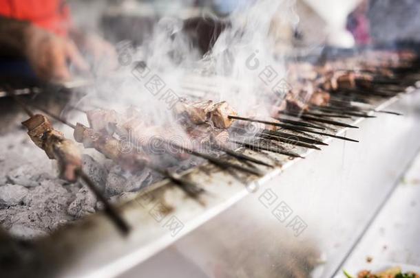 土耳其的烤腌<strong>羊肉串</strong>串肉杆羊肉希什河烤腌<strong>羊肉串</strong>烤架