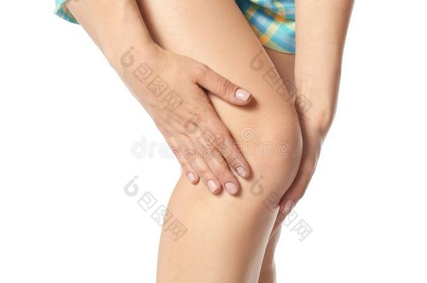 年幼的女人受苦从痛苦采用腿向白色的背景