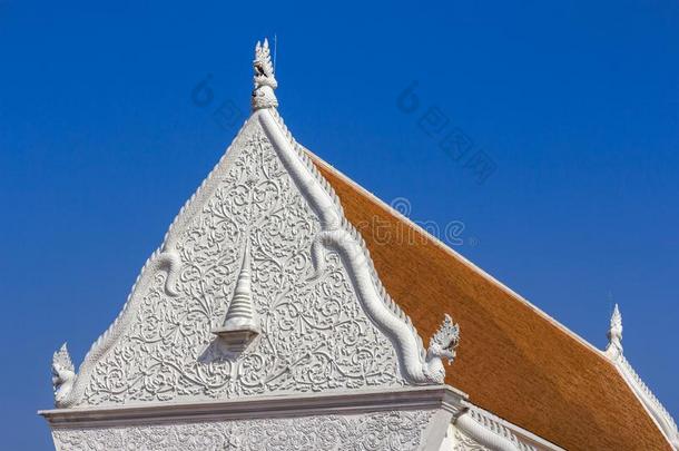 详述关于雕刻向白色的尖顶<strong>屋</strong>两端的山形墙山形墙部分在W在Sup在tan