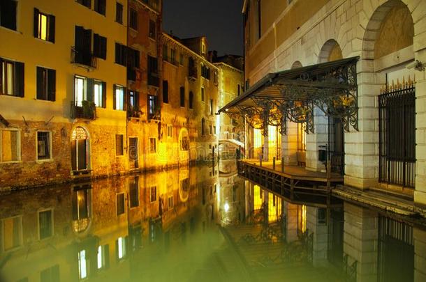 威尼斯运河在夜