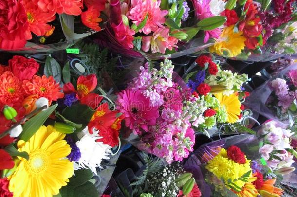 许多新鲜的有魅力的富有色彩的花束花向展览