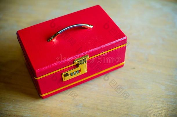 奢侈红色的手感盒向木材表.珠宝盒.红色的盒.影像
