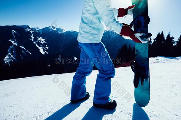 雪山飞魂和滑雪板向滑雪斜坡