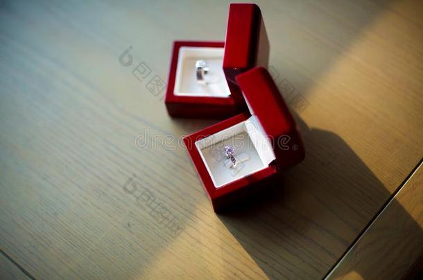 关在上面钻石婚礼戒指采用指已提到的人奢侈盒.