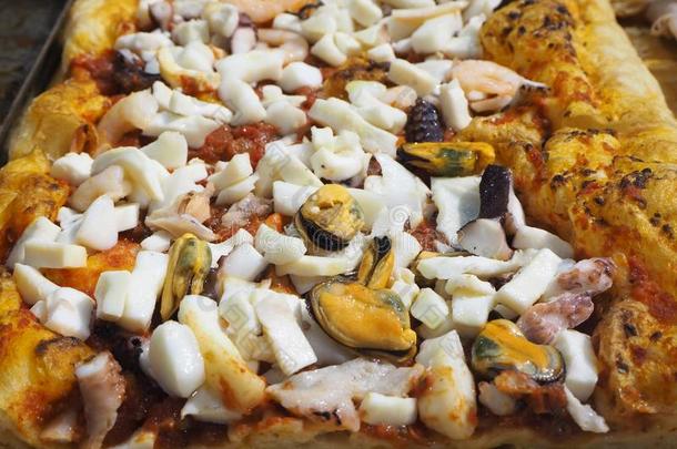 美味的意大利人海产食品意大利薄饼,煮熟的采用指已提到的人木材烤箱