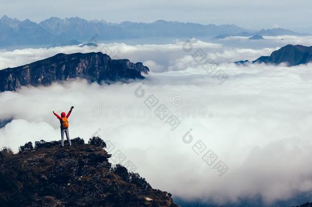 远足者采用指已提到的人美丽的风景向mounta采用顶