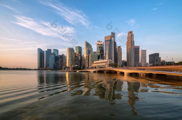 新加坡地平线在日出在小艇船坞湾