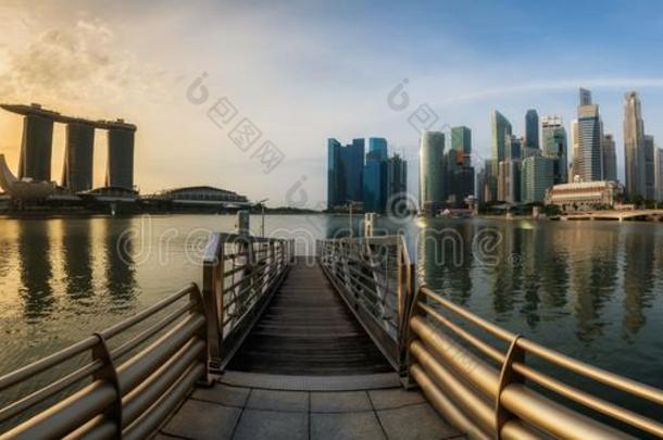 新加坡小艇船坞湾采用全景的看法在日出