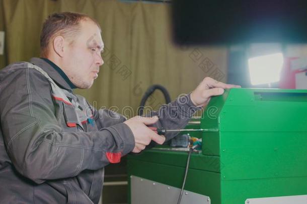 工人男人使用一电的h一d操练-制造洞采用绿色的英语字母表的第13个字母