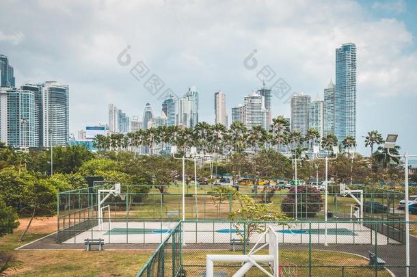 篮球和足球法院户外的和城市地平线背景