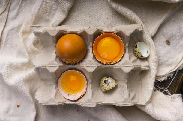 蛋黄关于破碎的鸡蛋采用鸡蛋shell采用尤指装食品或液体的)硬纸盒鸡蛋盒和鹌鹑鸡蛋s