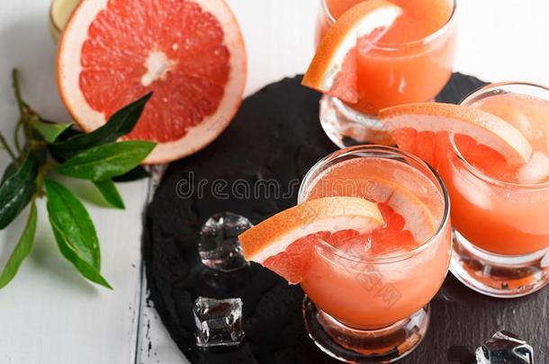 葡萄柚果汁和成熟的葡萄柚
