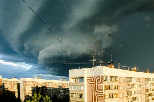 黑暗的暴风雨云越过一城市,<strong>旋风</strong>