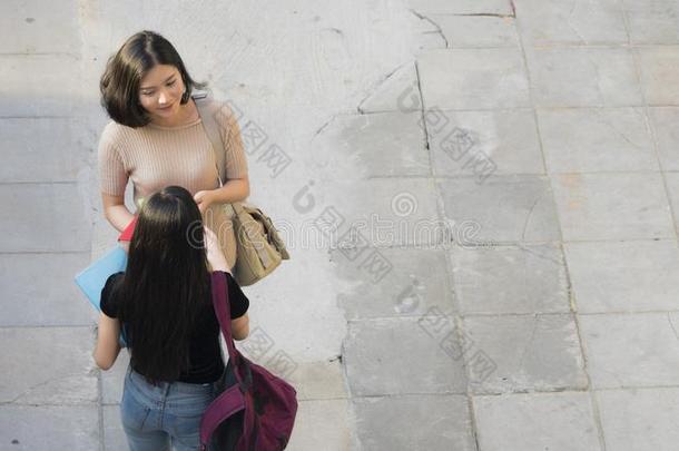 顶空气的看法青少年女儿说话和相遇在步行者走道路